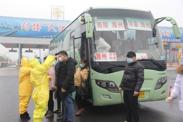 所轄收費站、服務區配合當地政府設立衛生檢疫站點，全力配合做好疫情檢疫工作。_調整大小.JPG