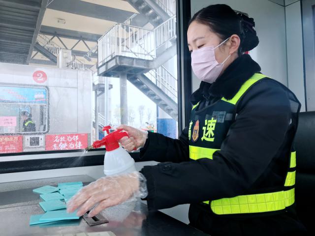 一線員工配備口罩、手套等防護用品堅守崗位，同時做好辦公、生活區域及CPC卡的消毒。_調整大小.png
