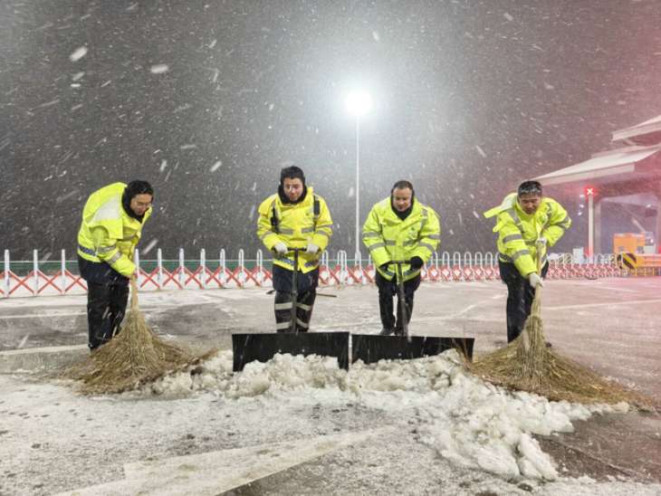 集團迎戰(zhàn)今冬首場降雪保障路網(wǎng)安暢